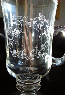 Glasgravur mit Weinlaubornamentik