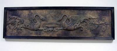 Relief 118 mal 30 cm Schwanenornamentik- Kunststoff Stoff u Acrylfarben
